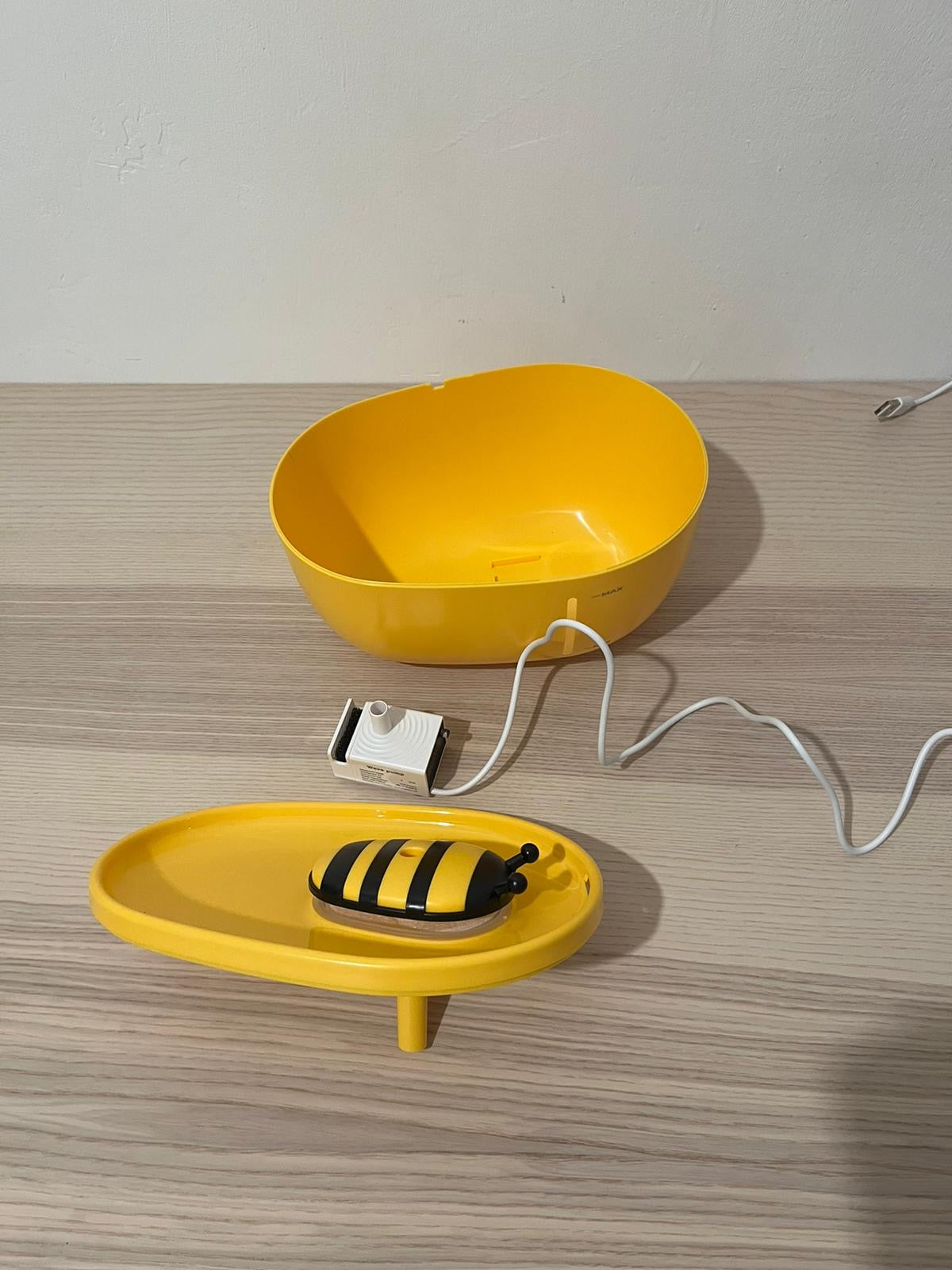 Fontana Elettronica per Gatti e Cani a Forma di Ape – Dispenser d’Acqua 2L con Filtro e Ricarica USB